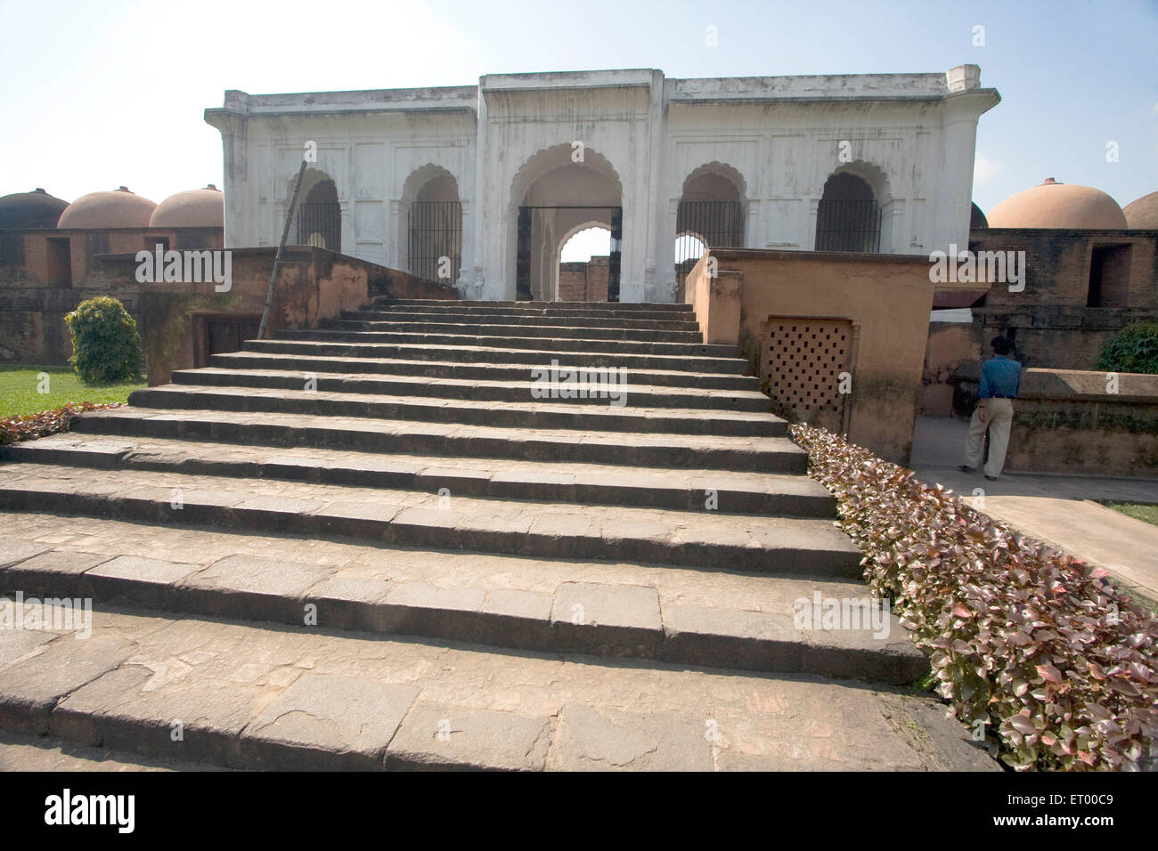 Schritte der Katra Moschee erbaut 1723 A D von Nawab Murshid Quli Khan Gründer von Murshidabad; Westbengalen; Weltkulturerbe in Indien Stockfoto