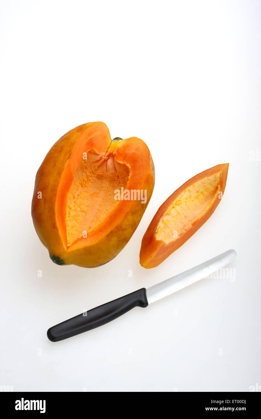 Früchte; Papaya lateinischen Carica Papaya Scheiben schneiden und Messer Stockfoto