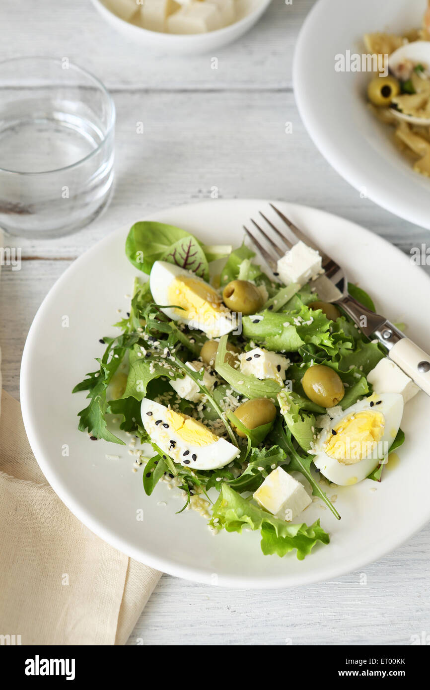 Salat mit Gemüse und Eiern, Essen Stockfoto