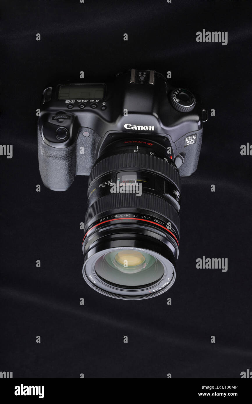 Canon Digitalkamera EOS 5D mit Zoomobjektiv auf Schwarz Hintergrund Stockfoto
