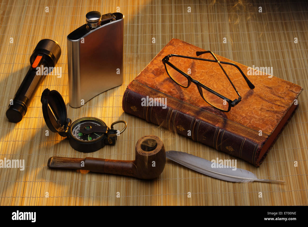 Explorer, altes Buch, Kompass, Flasche, Rohr, Taschenlampe, Gläser, Stockfoto