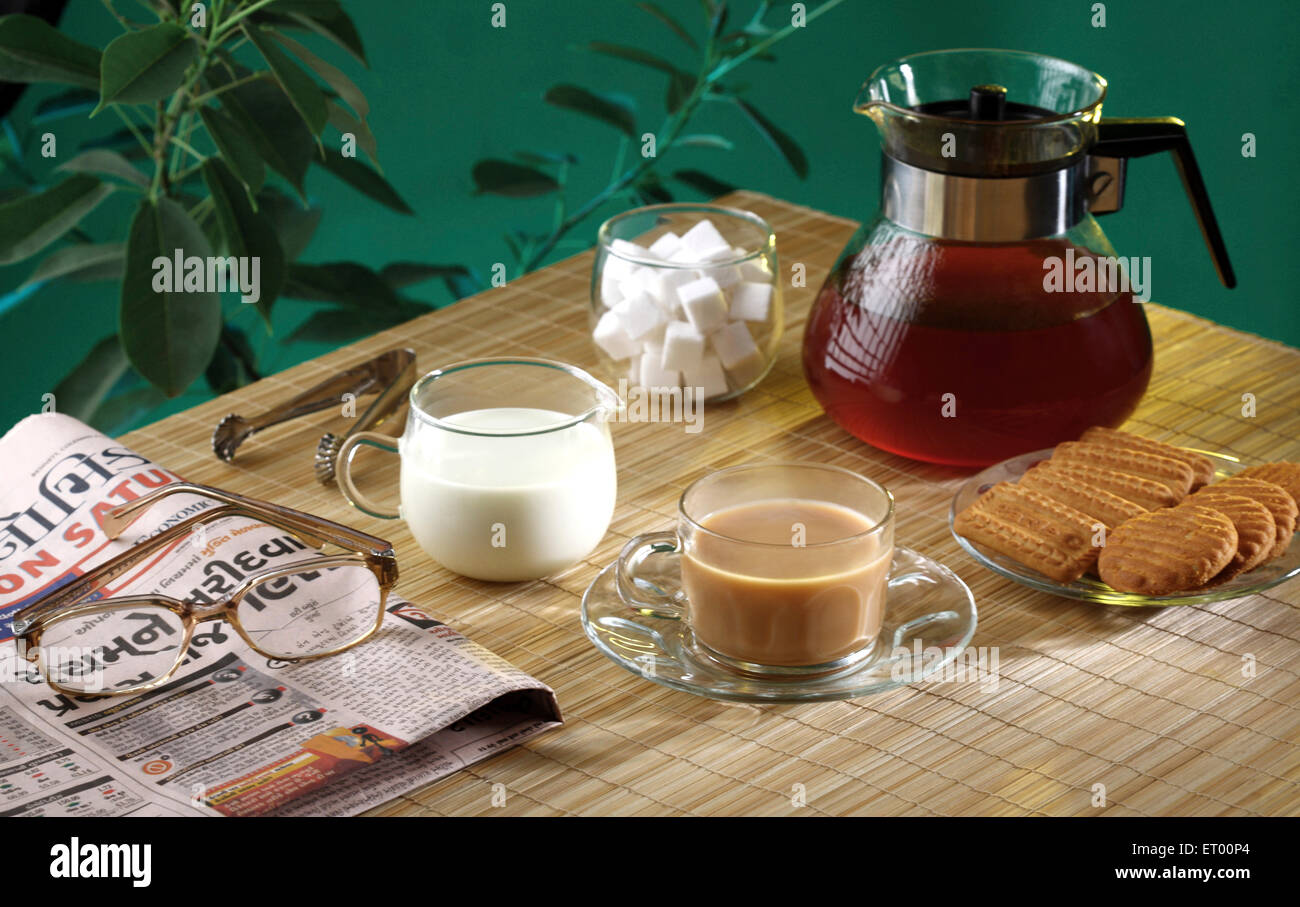 Tea-Time mit Keksen und Zeitung; Indien Stockfoto