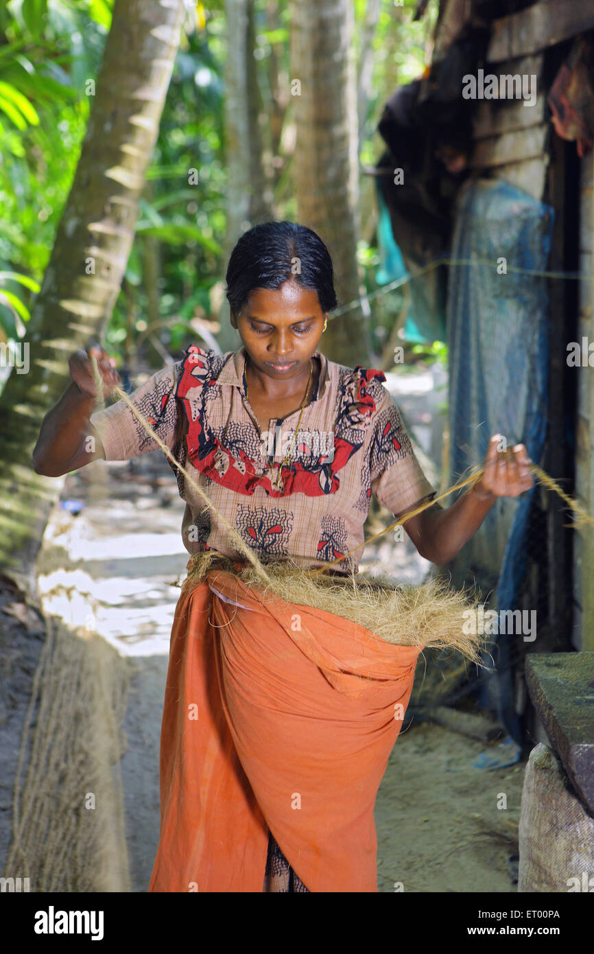 Keralite Frau macht Kokos Seil in Hütte; traditionelle Methode; Kerala; Indien nicht Herr Stockfoto