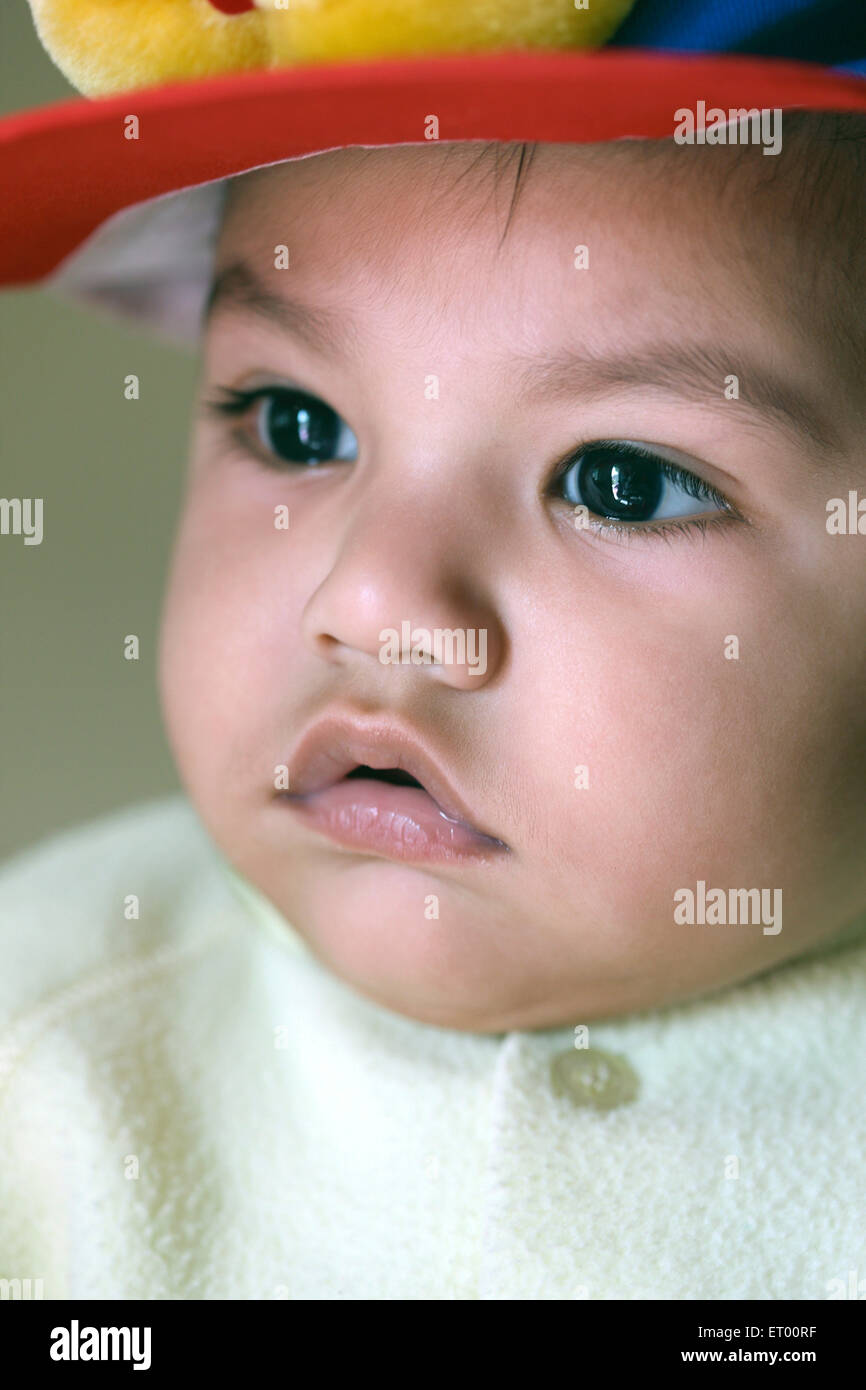 Baby Boy traurigen Ausdruck mit bunten Kappe auf Kopf Herr #732 Stockfoto