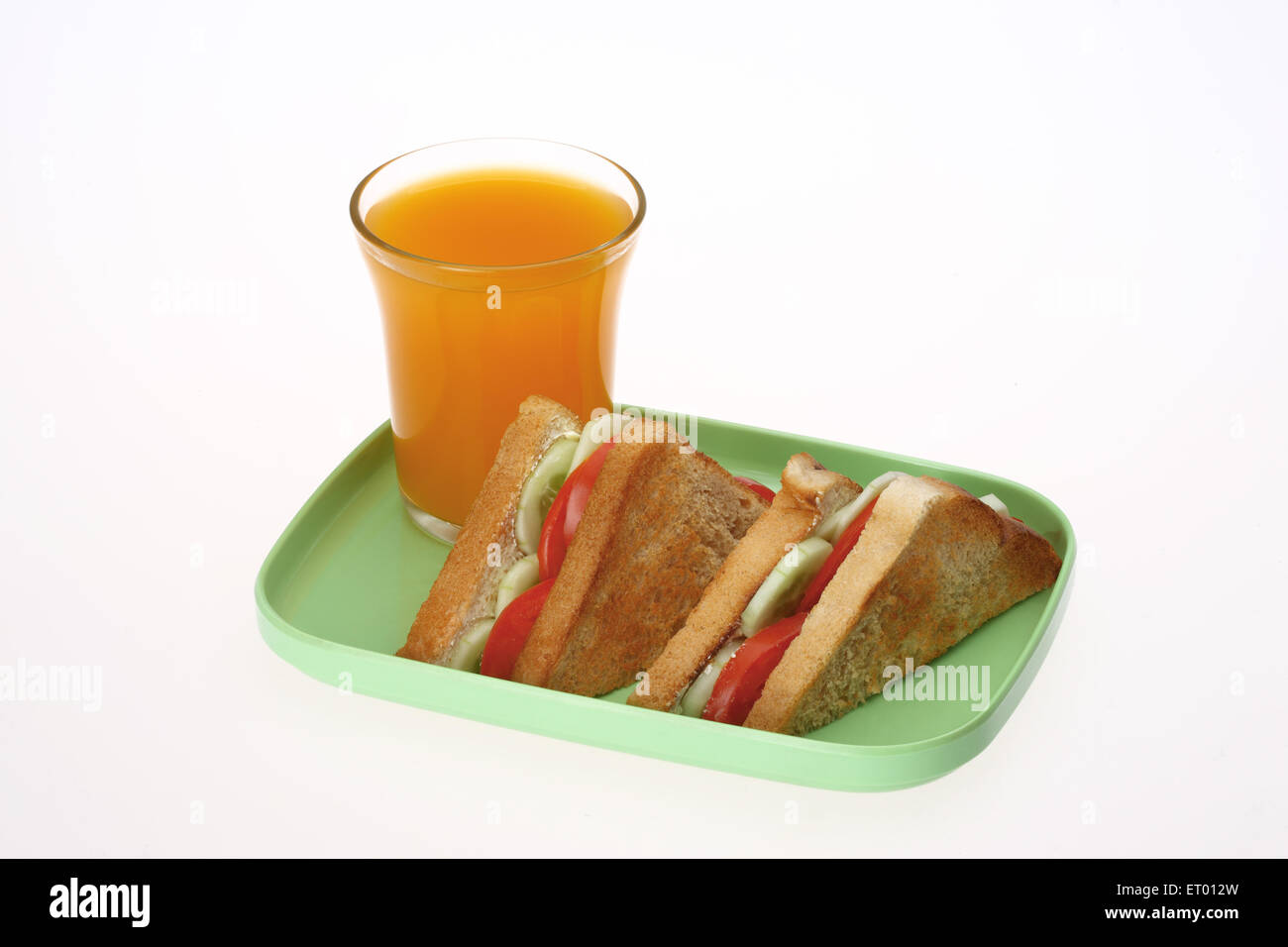 Gemüse Brot Sandwich mit einem Glas Mango-Saft Stockfoto