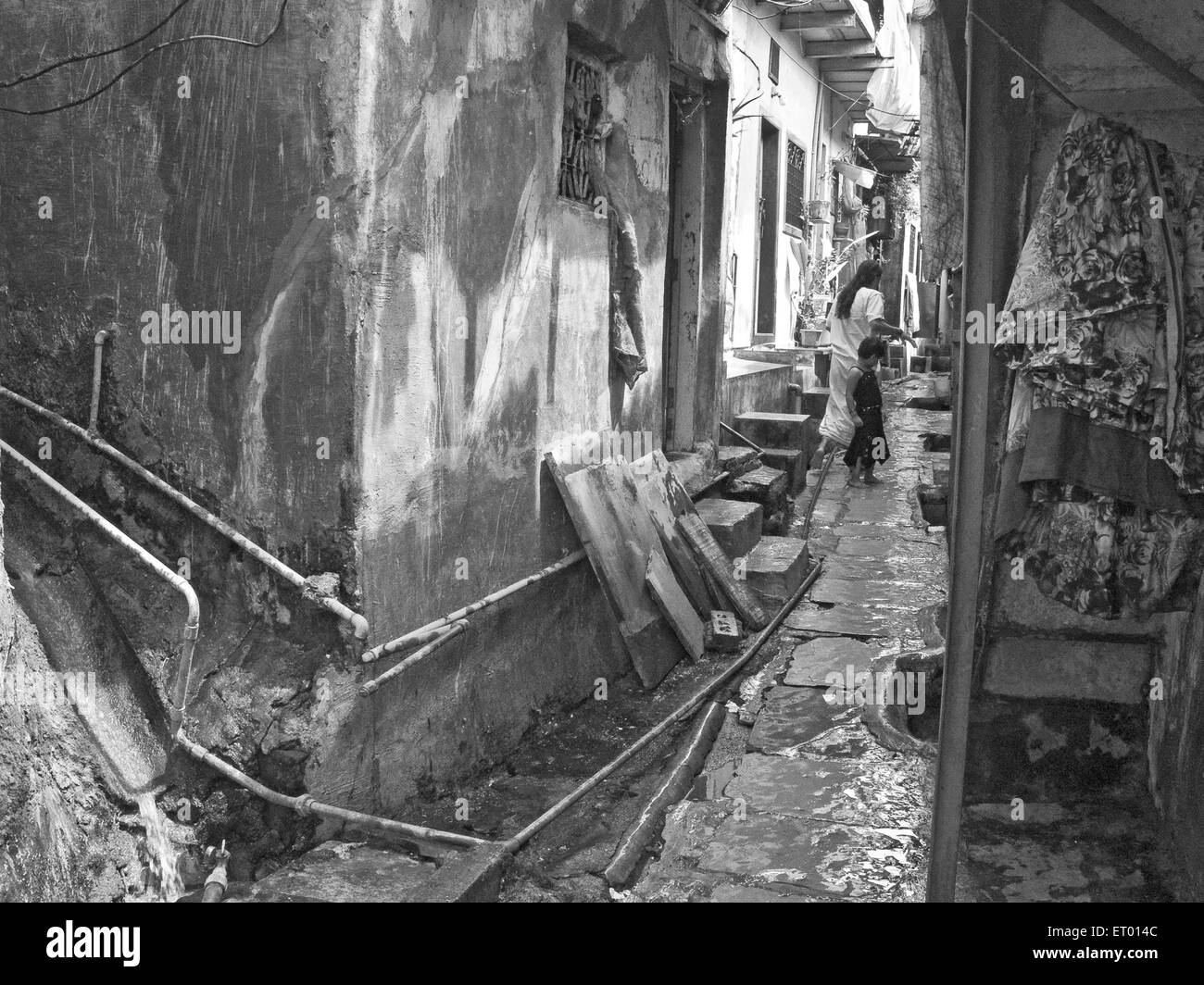 Schmale Gasse in Bhatwadi und Devnar Slum; Bombay Mumbai; Maharashtra; Indien Stockfoto