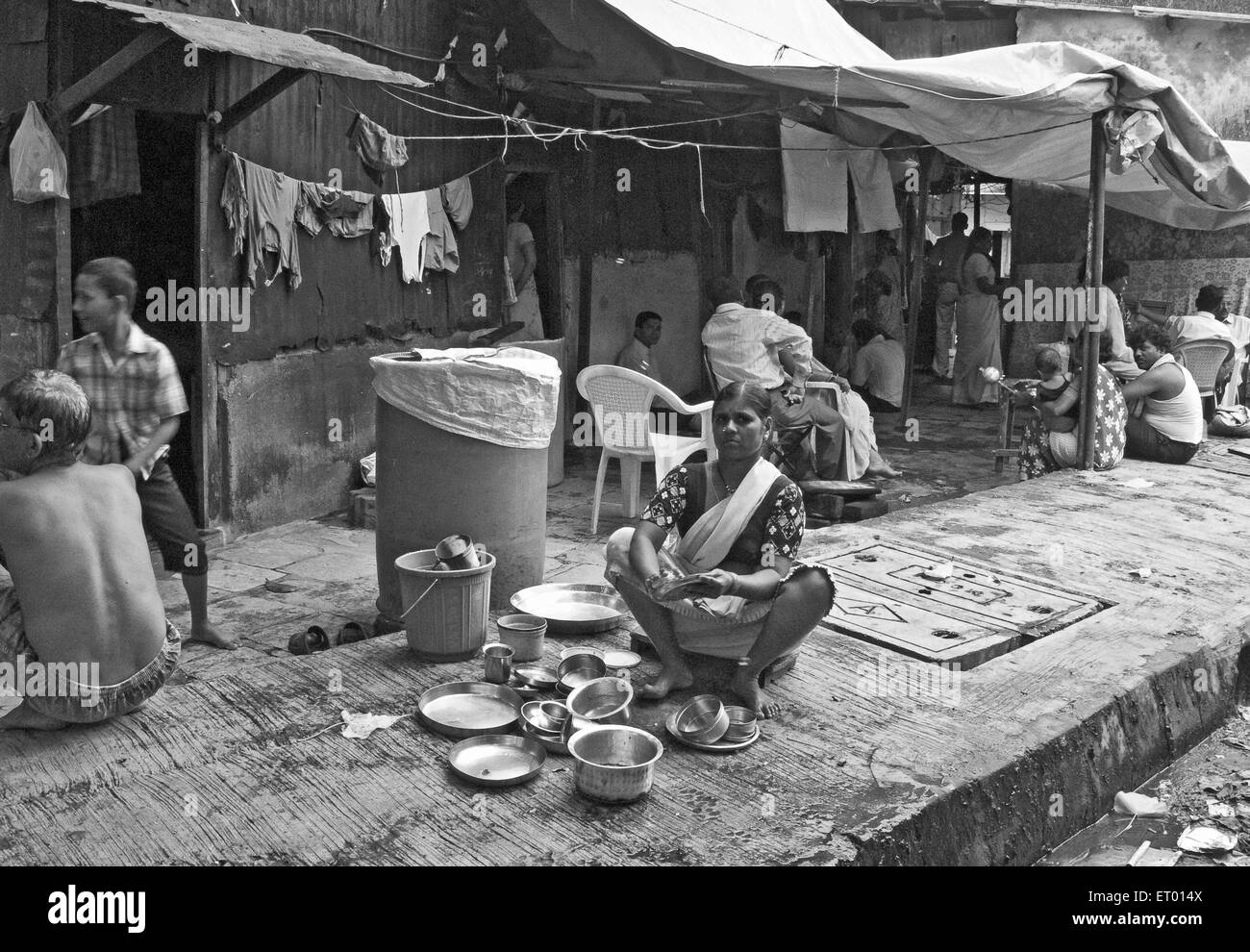 Lady Reinigung Schiffe in Bhatwadi und Devnar Slum; Bombay Mumbai; Maharashtra; Indien nicht Herr Stockfoto