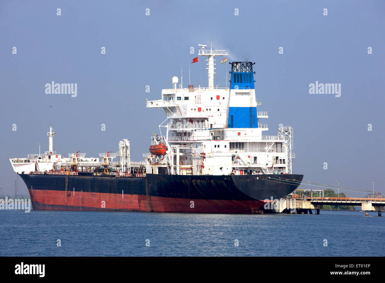 Öl-Tanker Schiff verankert; Cochin Kochi Hafenmole; Kerala; Indien Stockfoto