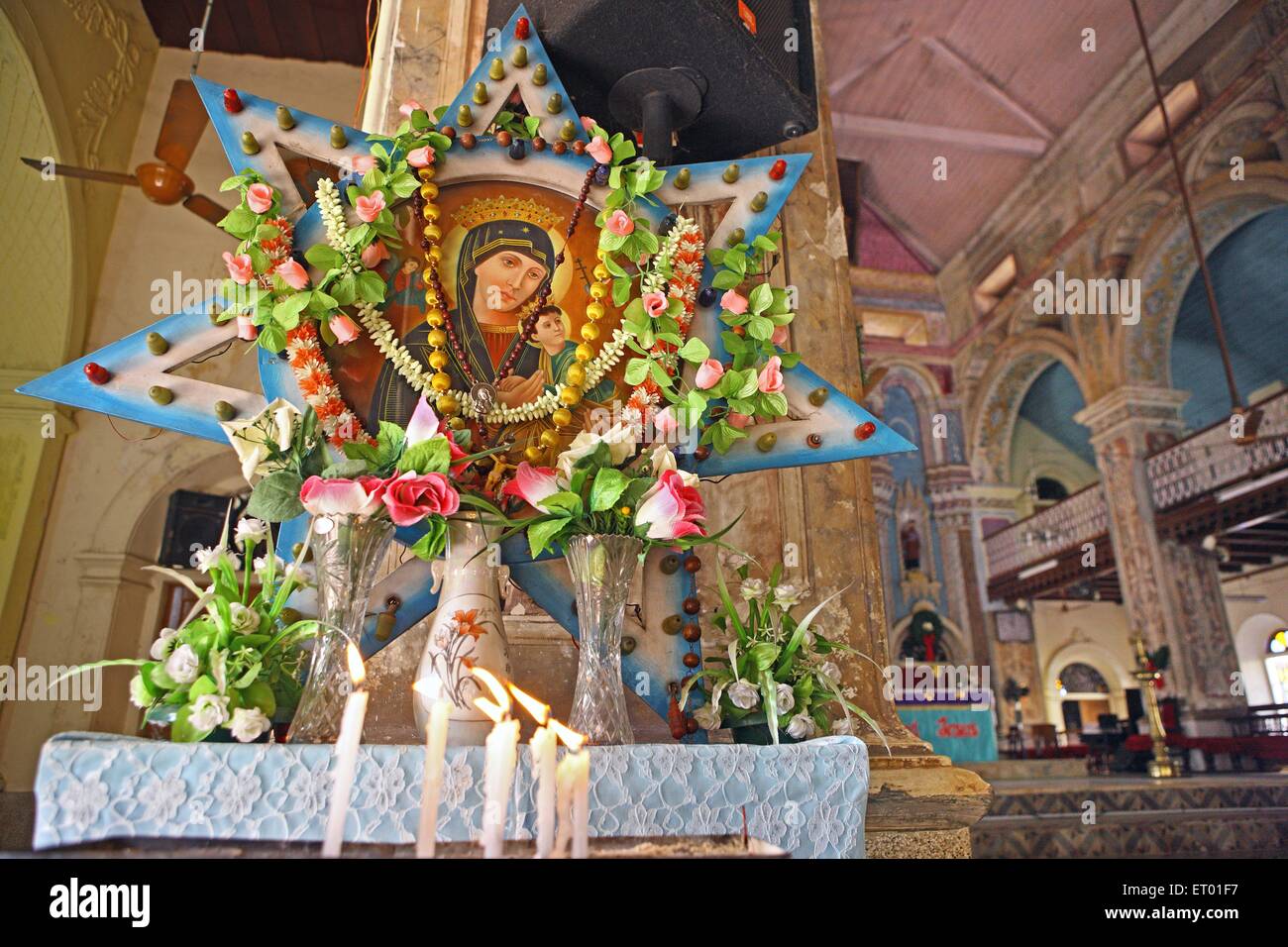 Innenansicht der katholischen Kathedrale Santa Cruz; Cochin Kochi; Kerala; Indien Stockfoto