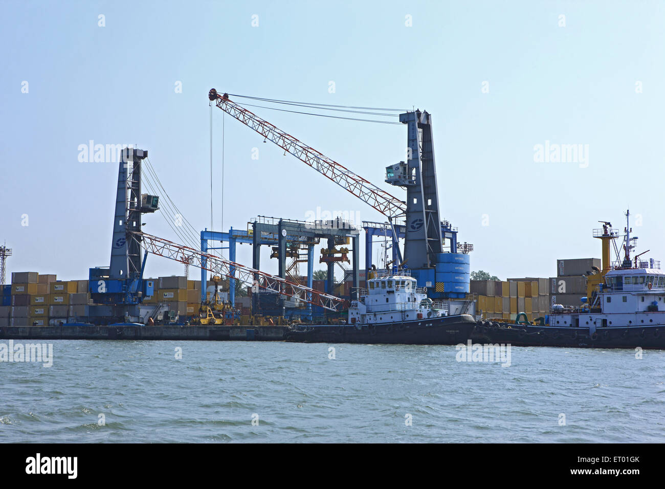 Container-Hof mit Containern in Cochin Kochi Hafenmole; Kerala; Indien Stockfoto