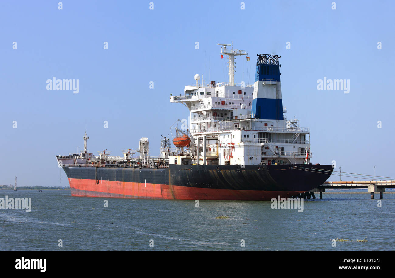 Öl-Tanker Schiff vor Anker in Cochin Kochi Hafenmole; Kerala; Indien Stockfoto