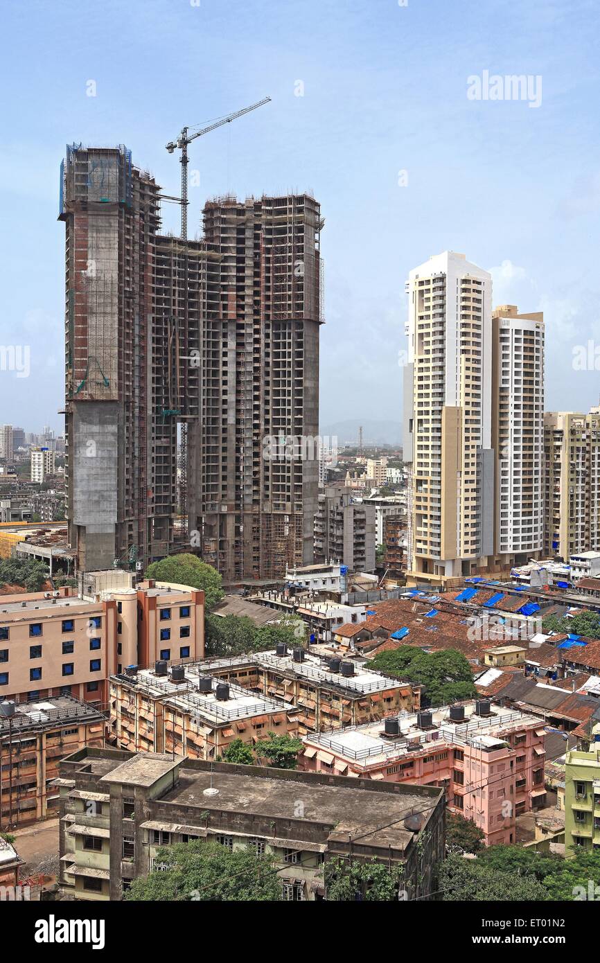 Bau von Gebäuden mit alten Häusern in Mumbai zentrale; Bombay Mumbai; Maharashtra; Indien Stockfoto
