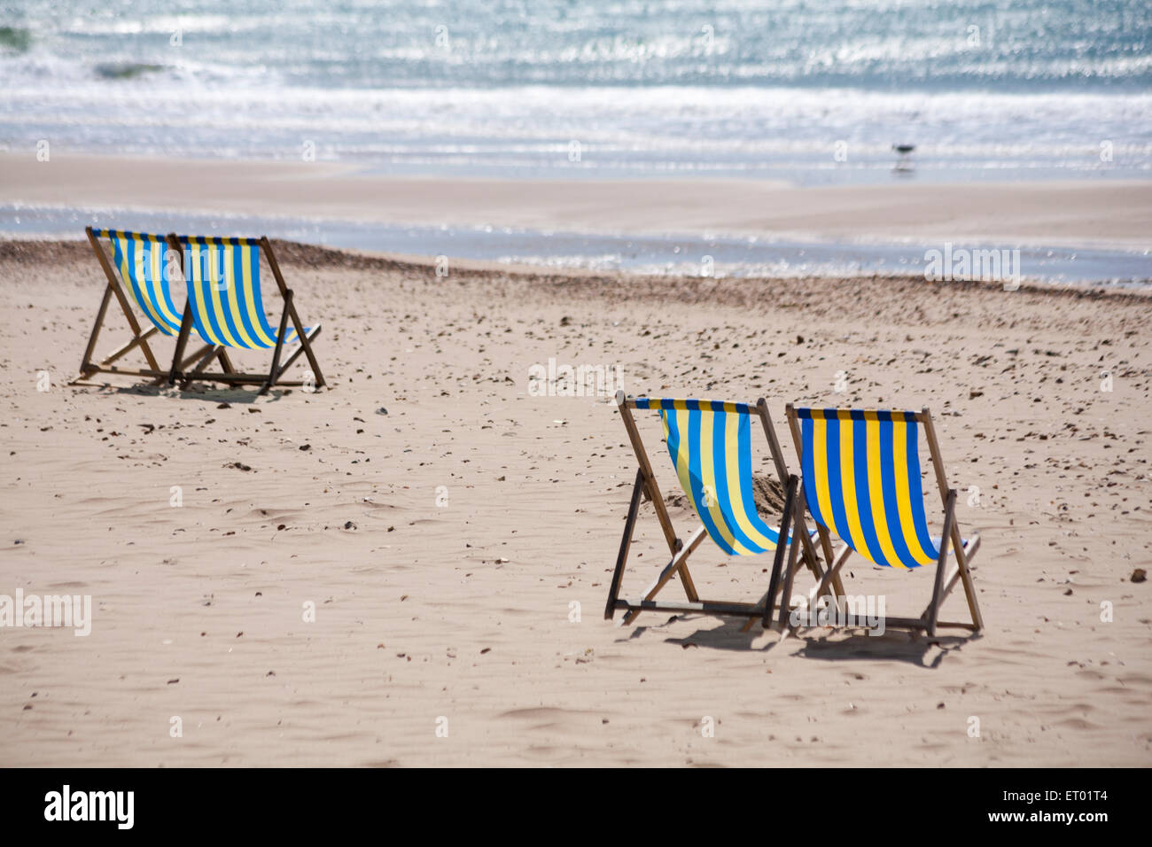 Leere Liegestühle am Strand von Bournemouth im Juni Stockfoto