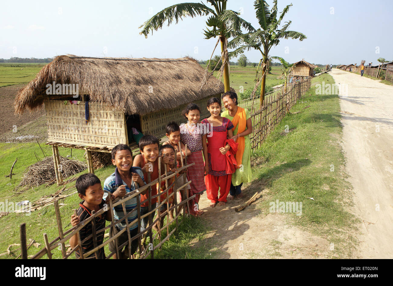 Kinder vor Bambus Cottages im Majuli Insel Assam Indien Stockfoto