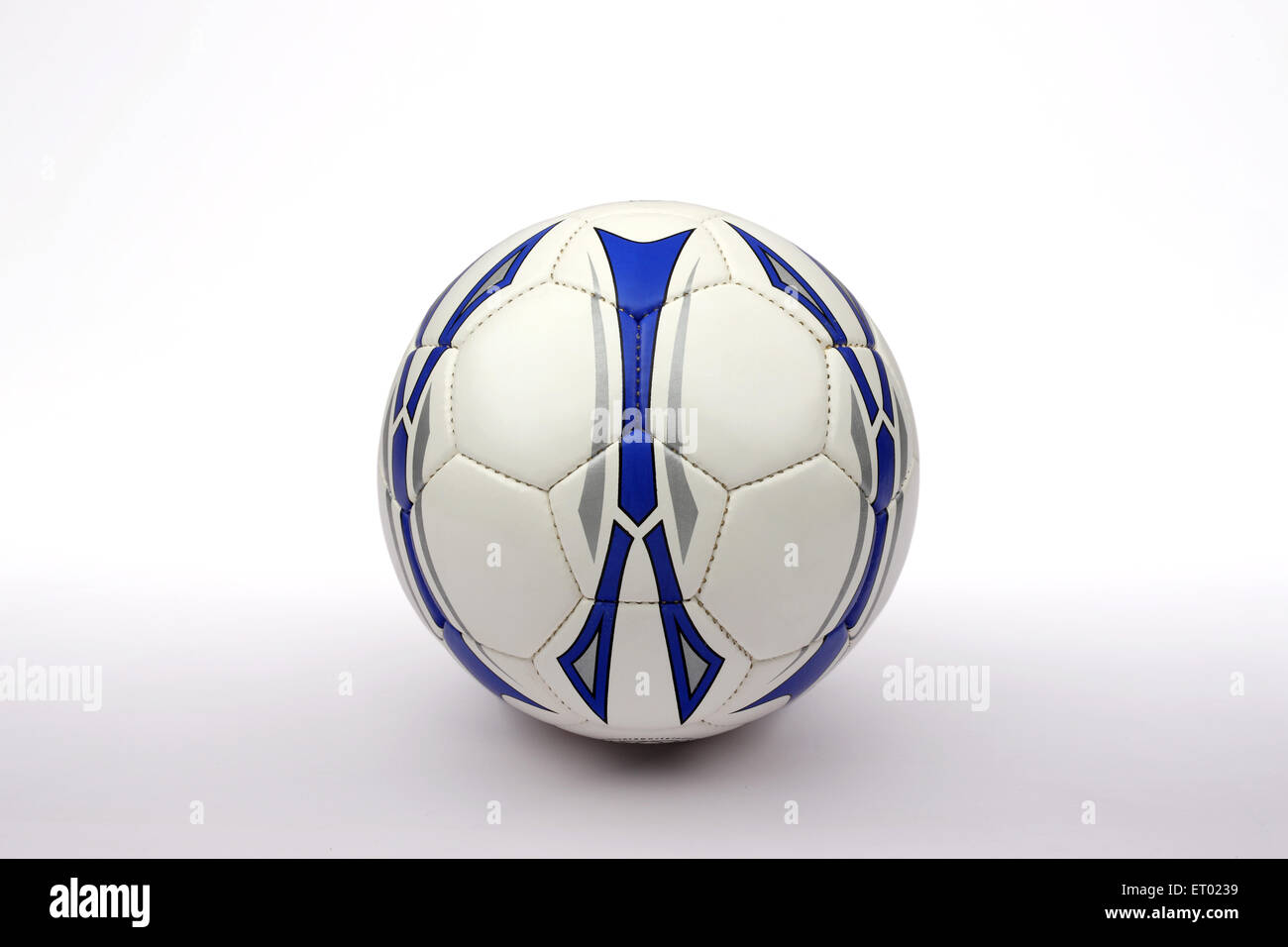 Fußball auf weißem Hintergrund Stockfoto