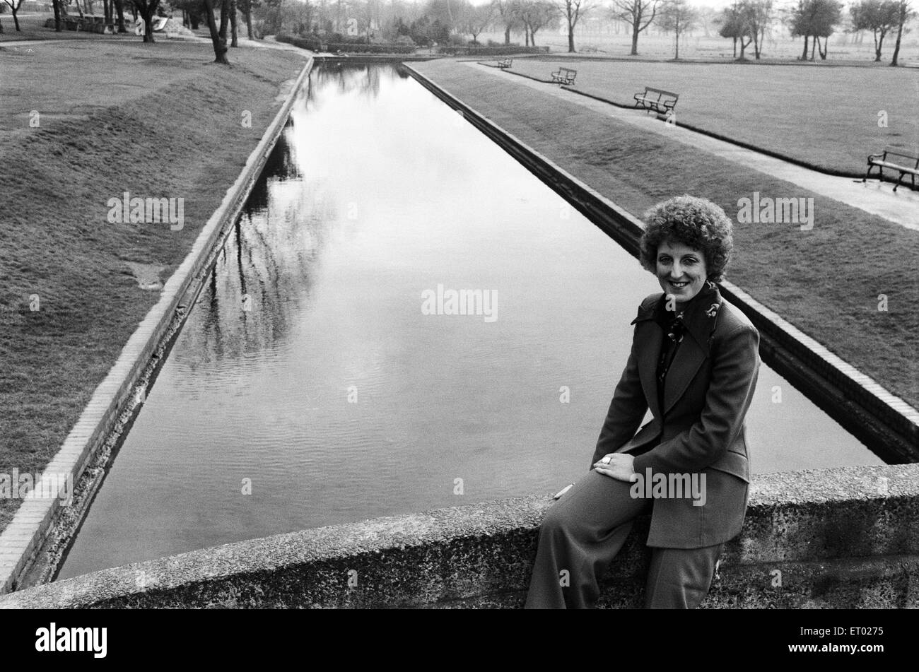 Maria Walters, Supervisor bei einer lokalen Bank, abgebildet bei Perry Hall Park, Perry Barr, Birmingham, 4. März 1975. Stockfoto