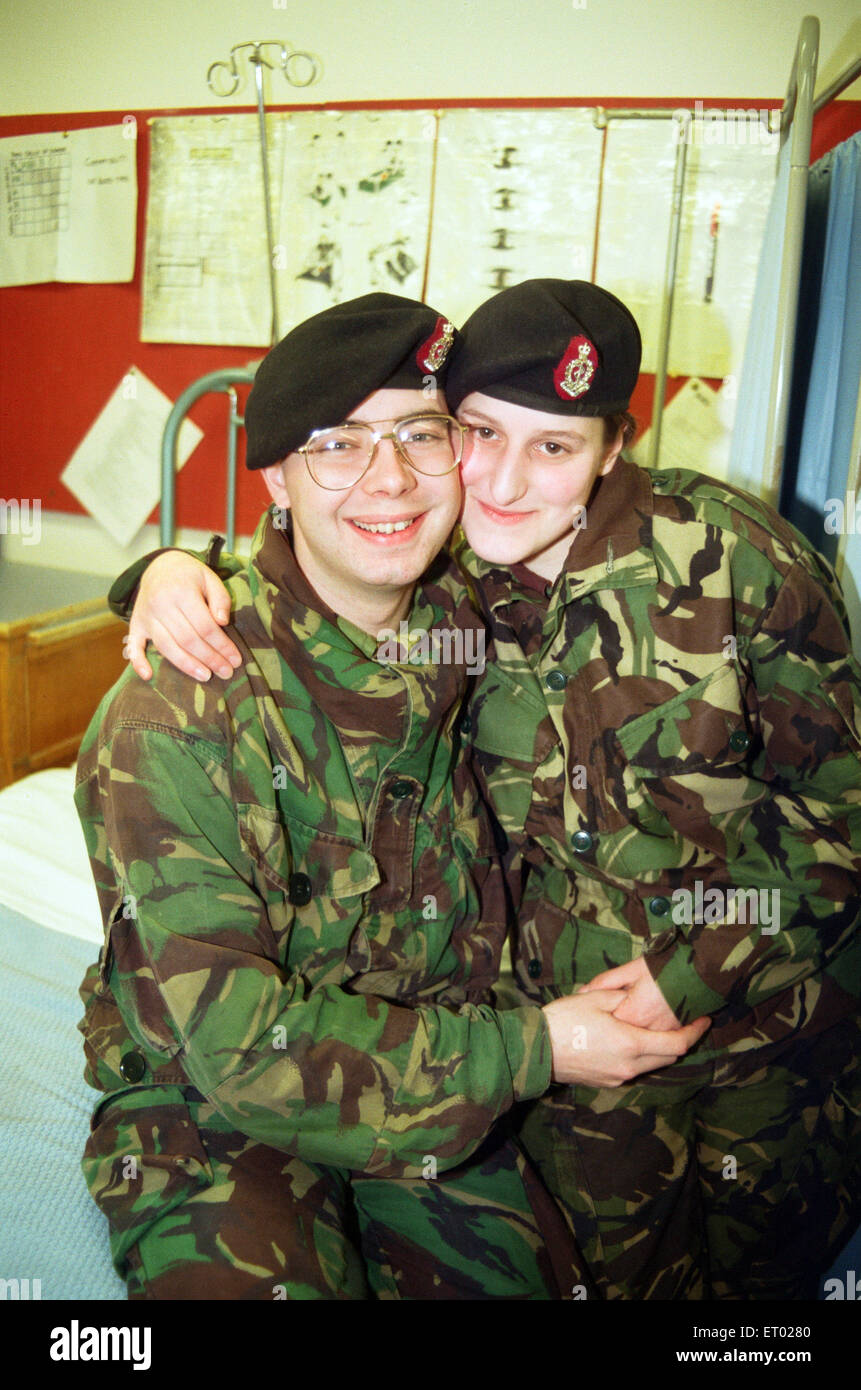 Zwei Mitglieder der territorialen Armee am Coulby Newham, die heiraten wollen. Arron Steyert Helen Todd beide aus Redcar und sind Mitglieder der Army Medical Corps TA.  25. Januar 1995. Stockfoto