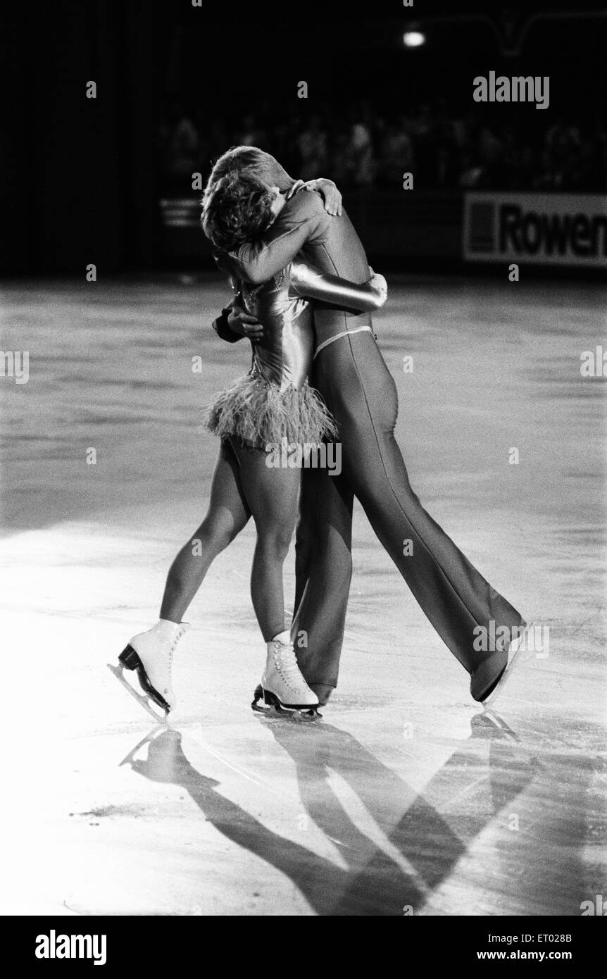 Richmond-Eisbahn, Surrey, Samstag, 28. April 1984. Olympiasieger, Jayne Torvill und Christopher Dean, führen Sie zum letzten Mal als Amateure. Stockfoto