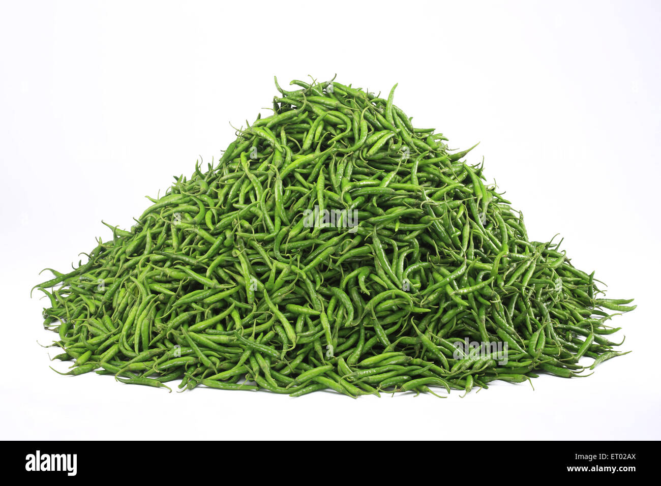 Grüner Chili-Haufen auf weißem Hintergrund Stockfoto