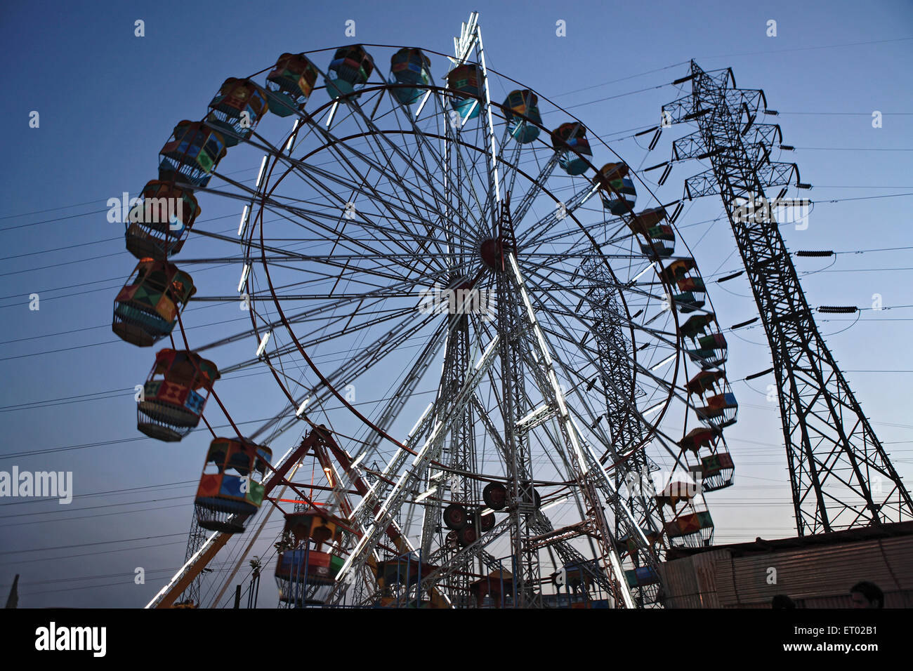 Riesenrad, Riesenrad, Vergnügungsfahrt, Stromübertragungsturm, Indien, Asien Stockfoto