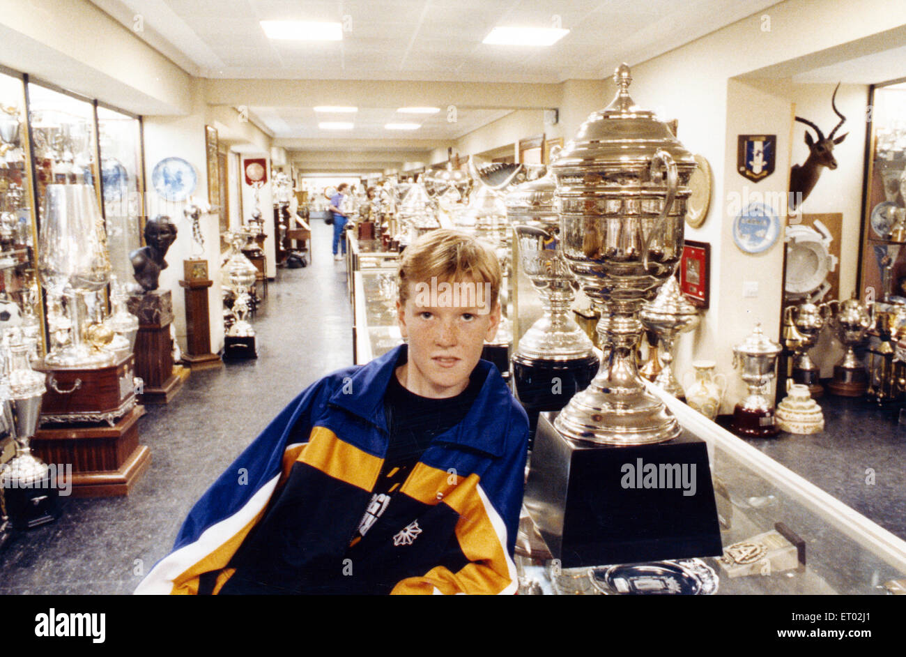 Peter Holden Umfragen eine der 5150 Tassen in den Real Madrid Trophäenraum. 27. Oktober 1989. Stockfoto
