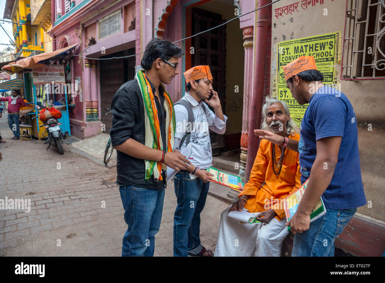 lokale Partei Arbeiter verteilen Broschüren Varanasi Uttar Pradesh Indien Asien Stockfoto