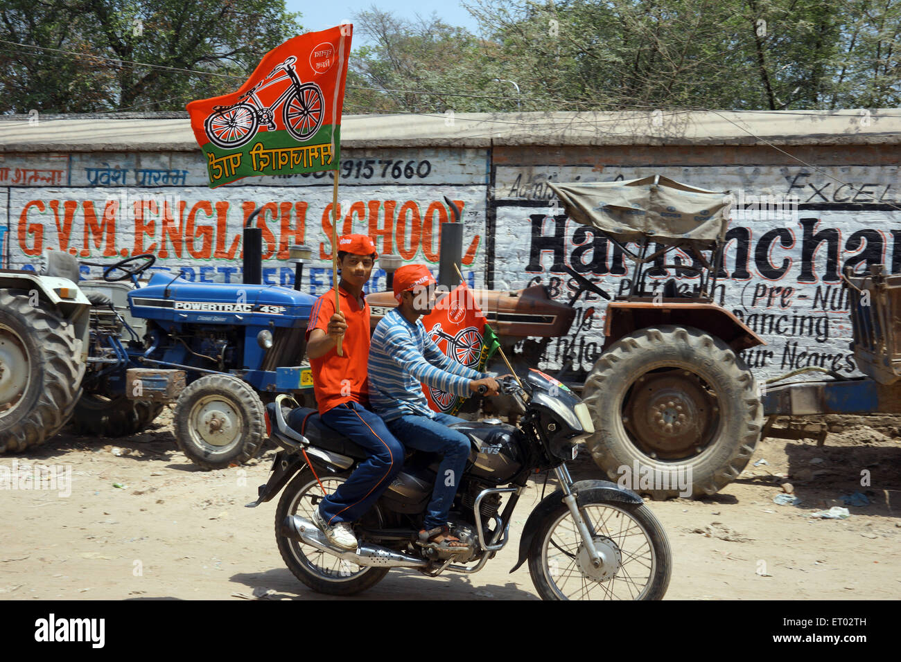 Samajwadi Party Anhänger am Motorrad Varanasi Uttar Pradesh Indien Asien Stockfoto