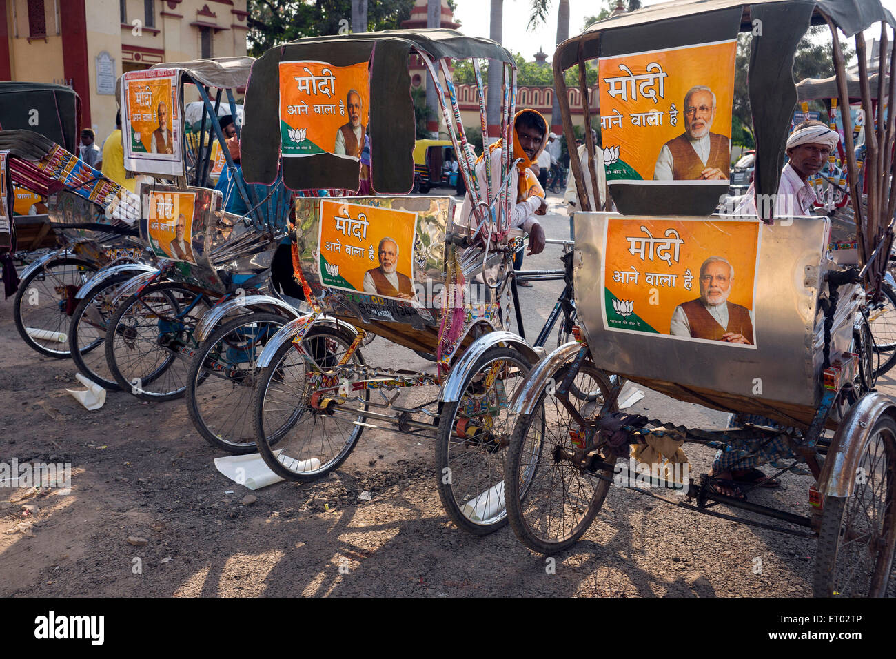 Narendra Modi Poster auf Fahrradrikscha Varanasi Uttar Pradesh Indien Asien Stockfoto