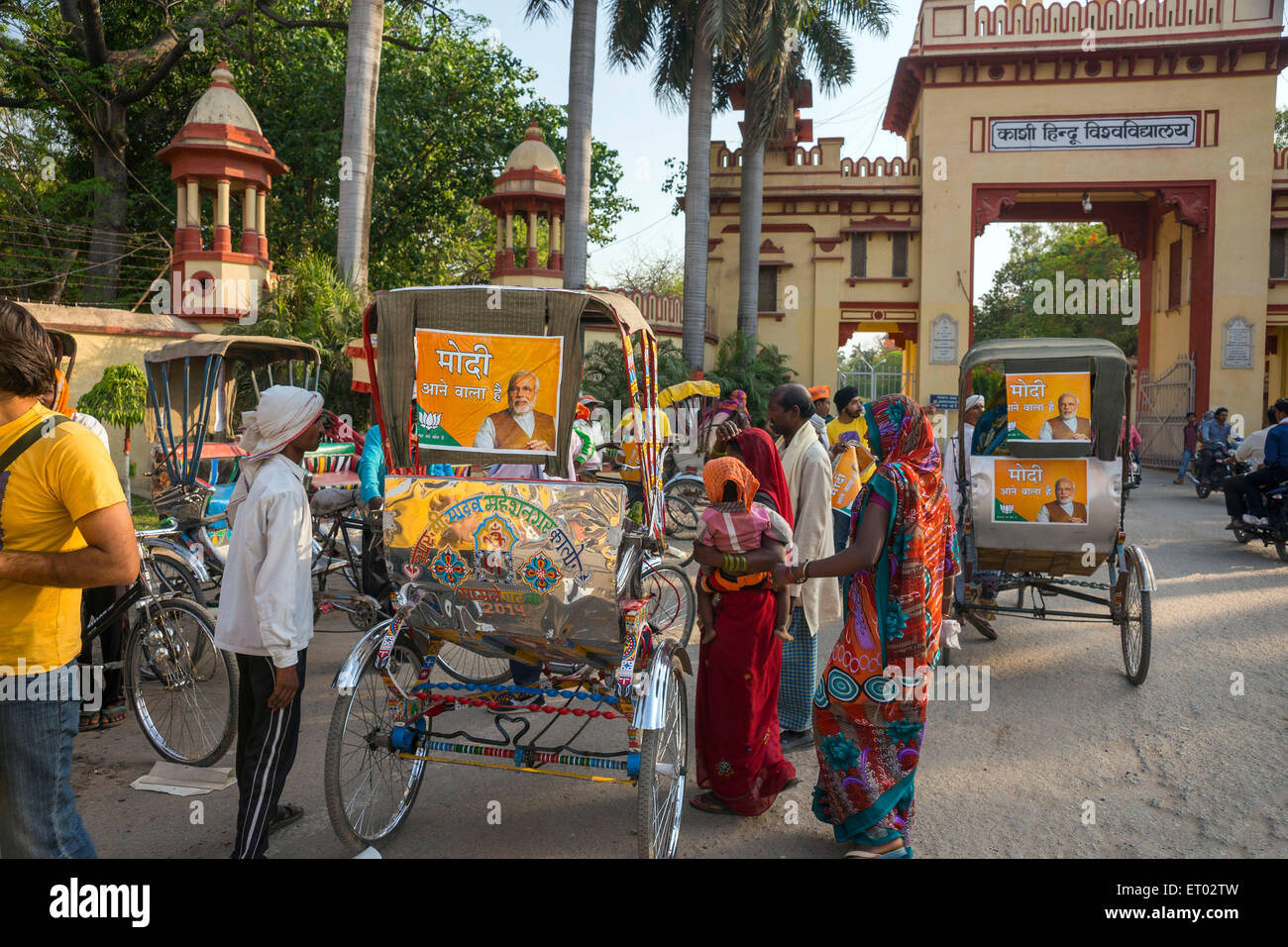 Narendra Modi Poster auf Zyklus Rickshaw Varanasi Uttar Pradesh Indien Asien Stockfoto