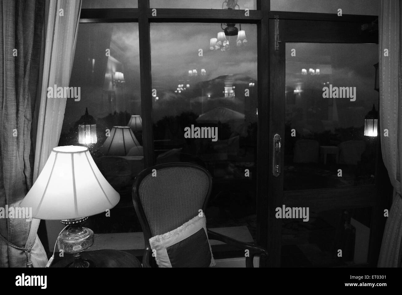 Lampen und Reflexion in der Nacht in Elgin Mount Pandim Hotel, Pemayangtse, Pelling, Sikkim, Indien, 2011 Stockfoto