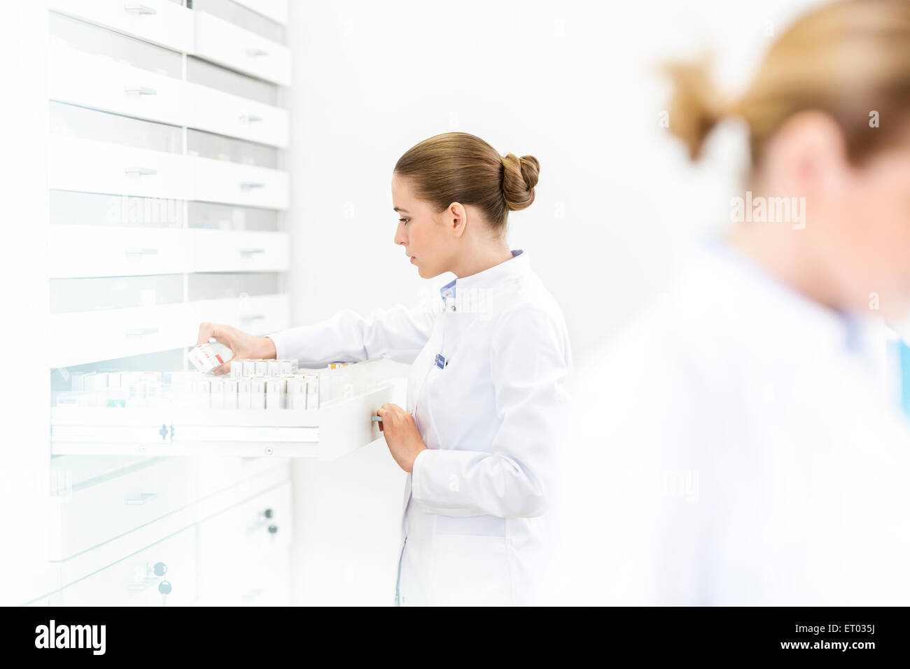 Apotheker-Füllung-Rezept in der Apotheke Stockfoto