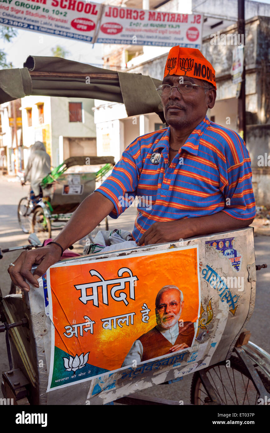 Fahrrad Rikscha Fahrer tragen Modi Cap Varanasi Uttar Pradesh, Indien Stockfoto