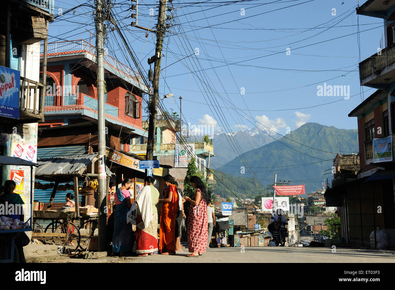 Frauen einkaufen, Besisahar, Besishahar, Lamjung, Gandaki, Nepal, Bundesrepublik Demokratische Republik Nepal, Südasien, Asien Stockfoto