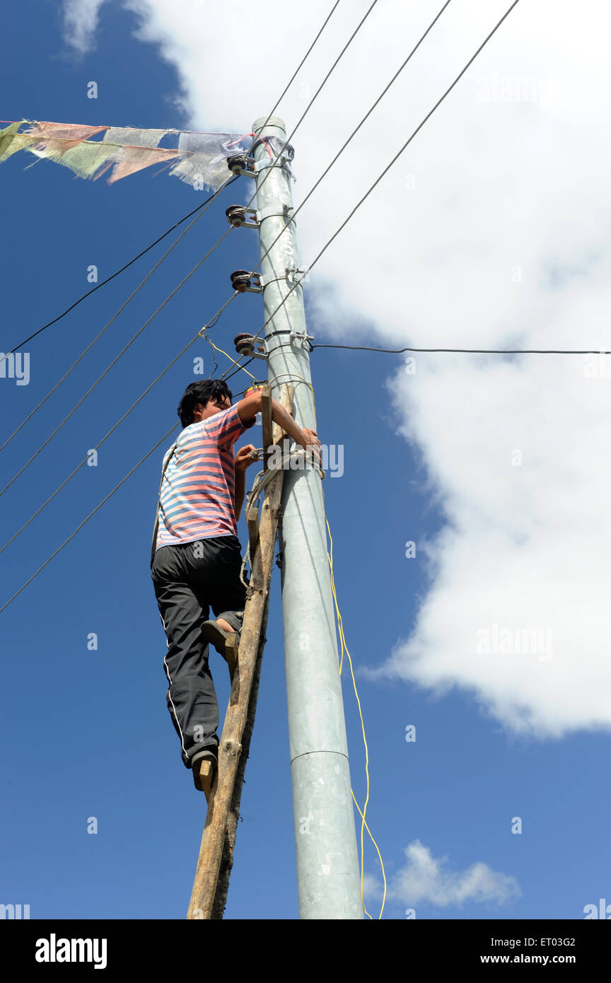 Mann, der an einem elektrischen Pol arbeitet, Thanchowk, Annapurna Circuit Trek, Nepal, Federal Democratic Republic of Nepal, Südasien, Asien Stockfoto