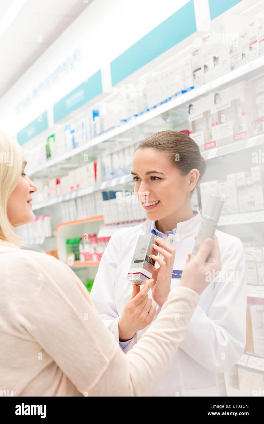 Apotheker empfehlen Produkte an Kunden in der Apotheke Stockfoto