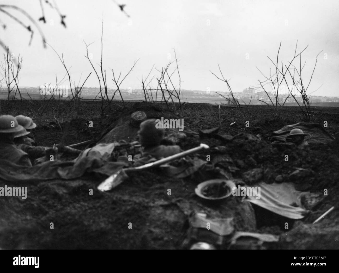 Fernsicht auf St. Quentin und die Hindenburg-Linie vom britischen Frontlinie Graben auf der Straße von Amiens, 24. April 1917. Die Hindenburg-Linie lief 2 Meilen westlich von St. Quentin, die nicht von den Alliierten bis 1. Oktober 1918 eingetragen wurde. Stockfoto