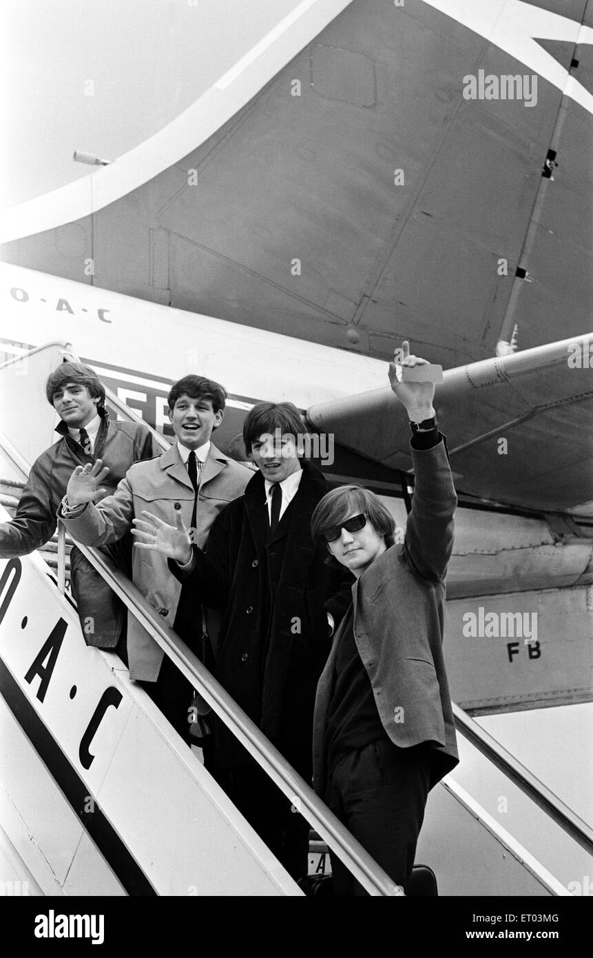 Wayne Fontana mit The Mindbenders, einsteigen in ein Flugzeug, 21. April 1965. Stockfoto