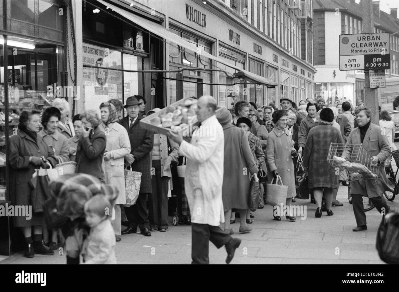 DIE siebziger Jahre waren eine Zeit des Streiks, und im Dezember 1974, die großen nationalen Bäcker beschlossen, nachziehen, fordern eine 66 % Lohnerhöhung. Mitarbeiter von größeren Firmen hatte leere Regale und Dutzende von Kunden abwenden. Kleine Bäckereien waren Arbeiten aus dem Ruder aber nicht in der Lage, die Nachfrage als Geschäfte rief in für zusätzliche Lieferungen. Als Hausfrauen beschlossen, ihr eigenes Brot backen, stiegen die Verkaufszahlen der Hefe. (Bild) Dieser Shop in der Upper Richmond Road, Sheen ist nicht in den Streit einbezogen und das Bild zeigt die Warteschlange warten auf die Lieferung von 09:15. Das Brot wurde gestapelt im Fenster und 15 Minuten später ich Stockfoto