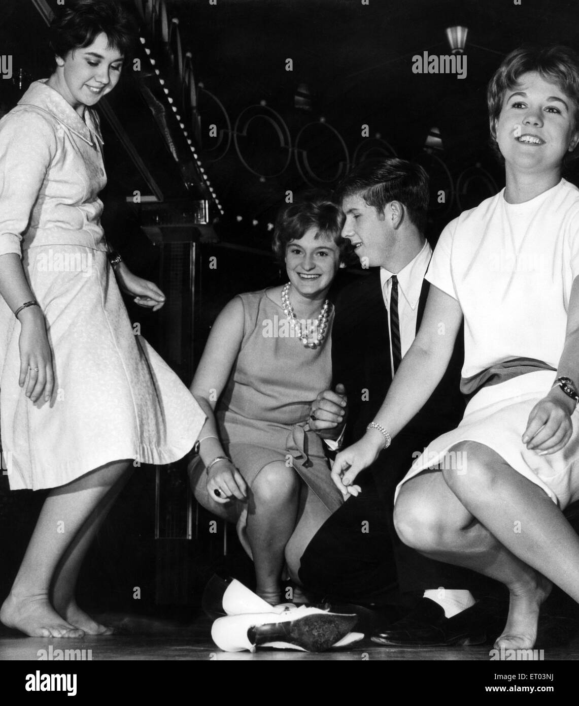 Wenn Sie wirklich wollen, mach dir doch einen tritt aus der Verdrehung steckte diese Schuhe mit hohen Absätzen.  Das ist was für die drei Mädchen abgebildet denke sowieso, und sie taten genau das beim Tanzen im Locarno in Glasgow, die letzte Nacht für die Öffentlichkeit wieder geöffnet. Immer auf die Wendung in ihrer Nylonsohlen sind 19-Year-Olds Netta Whyte von Penilee; Maureen McGilvray von Hillington und Sandra Striyan von Penilee. 27. September 1962. Stockfoto