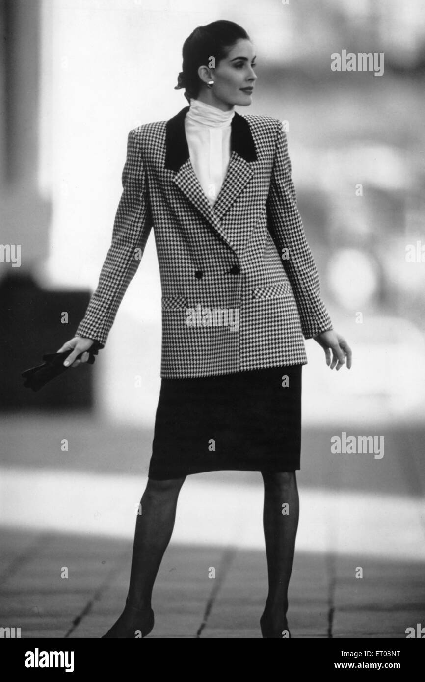 1980er Jahre Frauen, s Mode: unser Model trägt Check Zweireiher Jacke mit schwarzen Rock und Bluse Stehkragen. 7. November 1988 Stockfoto