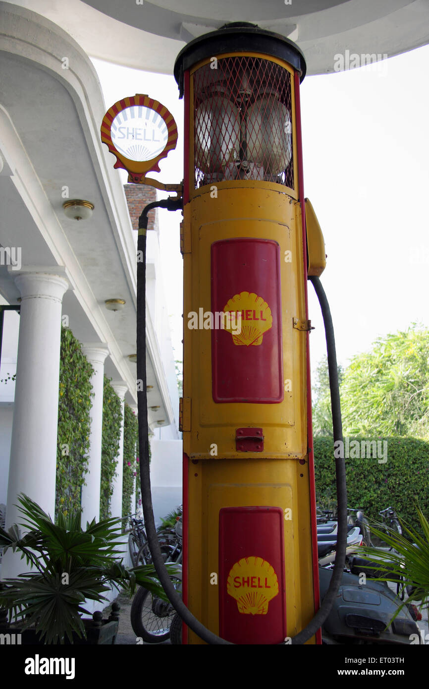 Shell, alte antike vintage manuelle Kraftstoffübertragung Benzinpumpe, Indien, Asien Stockfoto