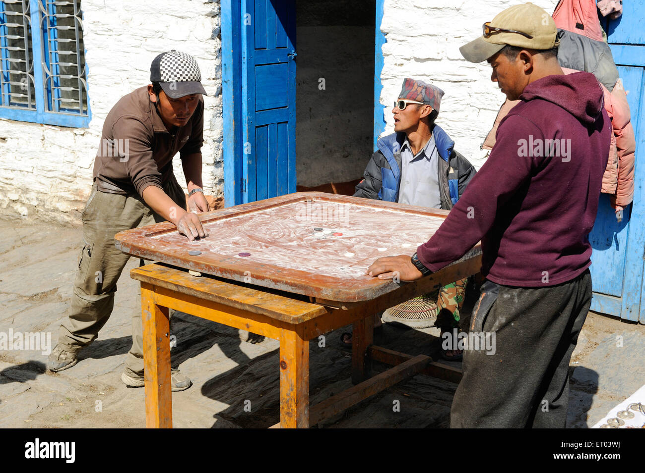 Männer spielen carrom Brettspiel , Muktinath , Ranipauwa , Mustang , Nepal , Federal Democratic Republic of Nepal , Südasien , Asien Stockfoto