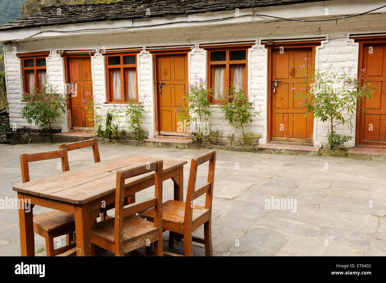 Hotel Tischstühle , Holz geschlossen Türen , Kopchepani , Kunjo , Nepal , Federal Democratic Republic of Nepal , Südasien , Asien Stockfoto