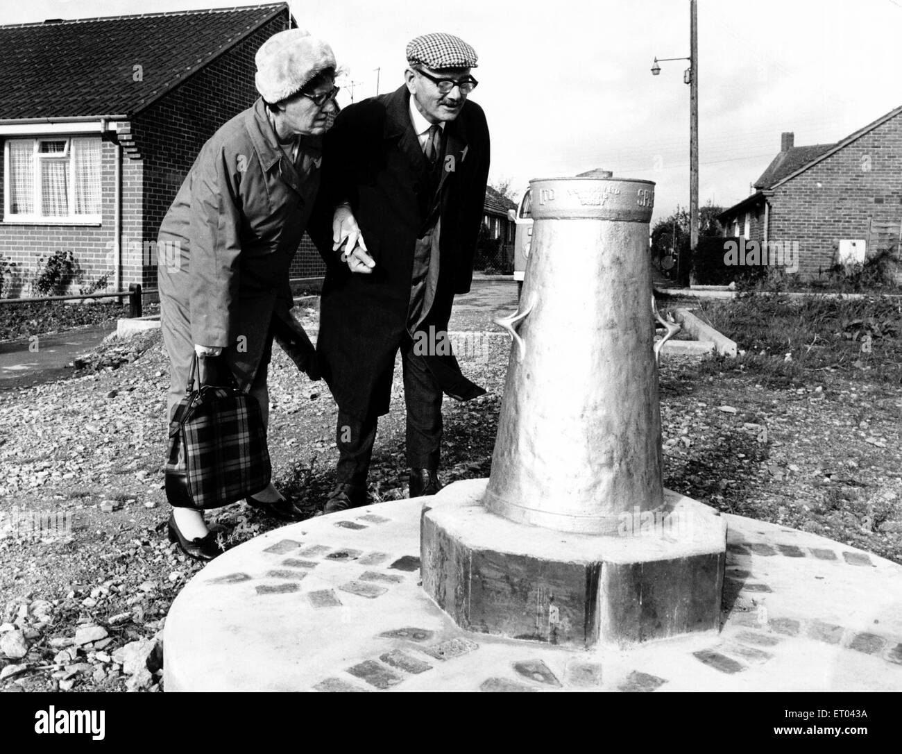 Herr und Frau Caswell betrachten die Silver Jubilee Churn, die in der Nähe von Gillingham in Dorset errichtet wurde. 12. November 1977. Stockfoto