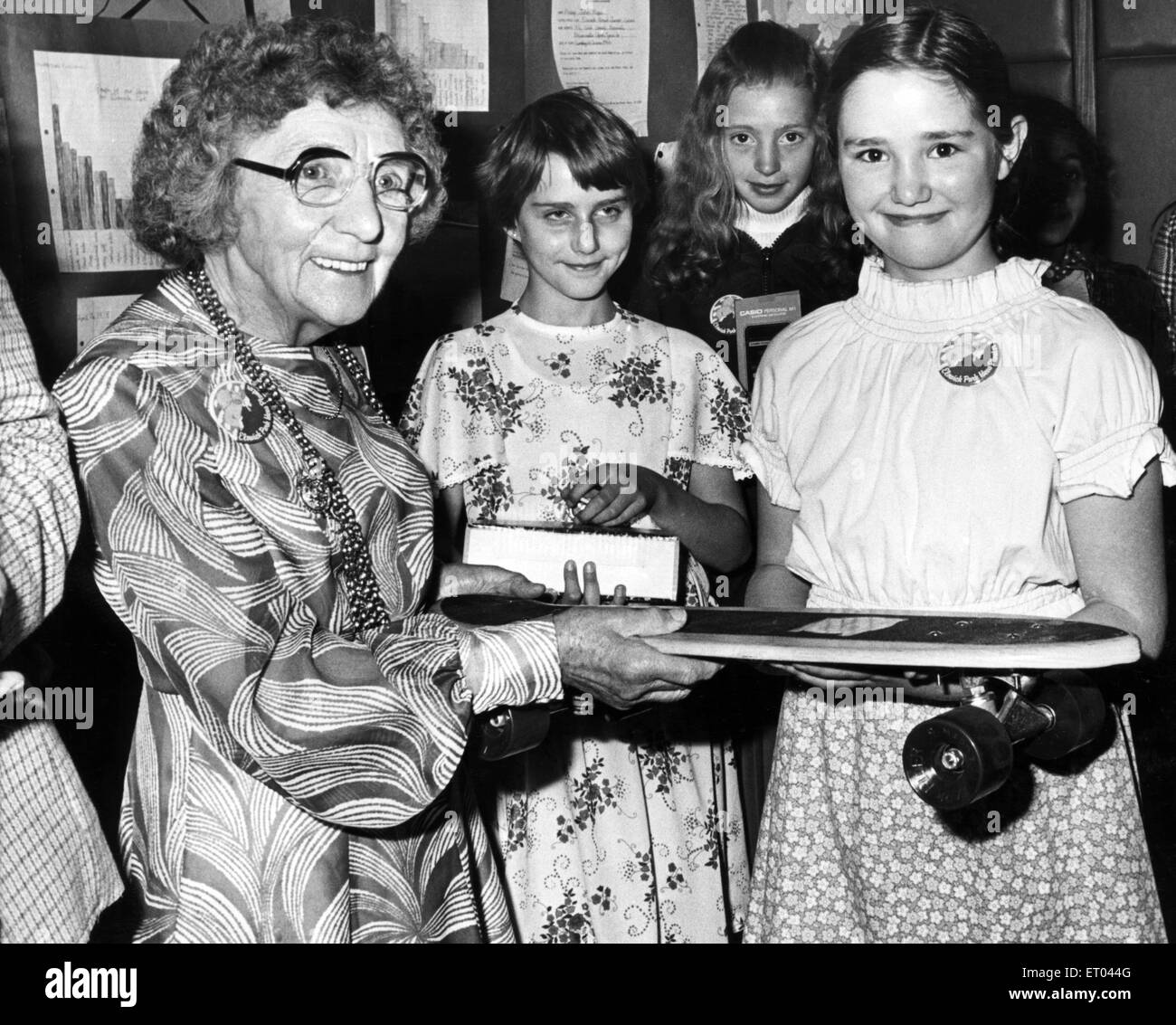 Stadträtin Doris Starkey, Lord Mayor of Newcastle, gibt eine Skateboard zu Susan Pulman bei Civic Centre. Susan hat einen Wettbewerb um herauszufinden, junger Menschen Ideen zur Verbesserung der Elswick Park, Newcastle gewonnen. 8. Juli 1978 Stockfoto