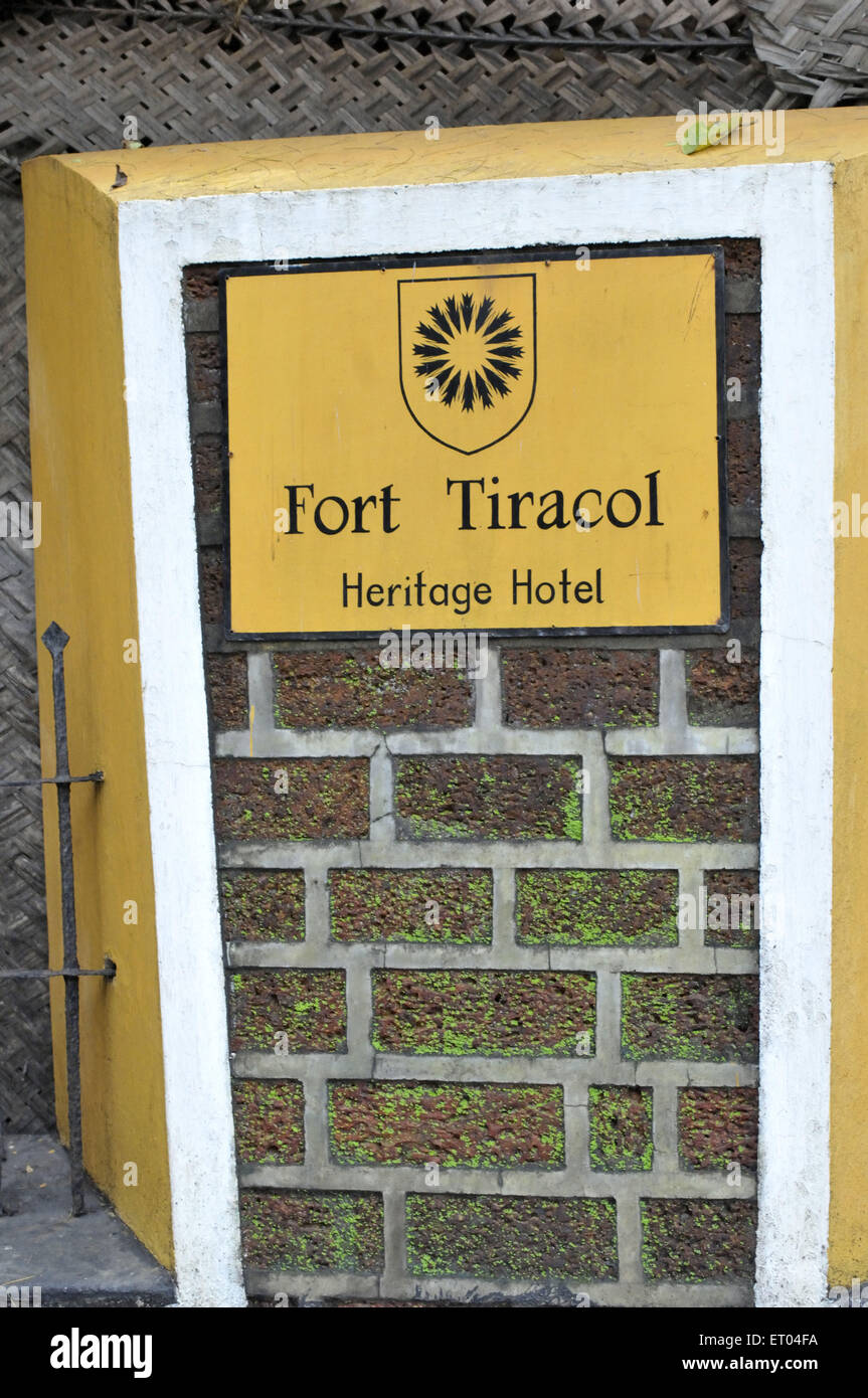 Wand und das Typenschild außerhalb Fort Tiracol in Goa Indien Stockfoto