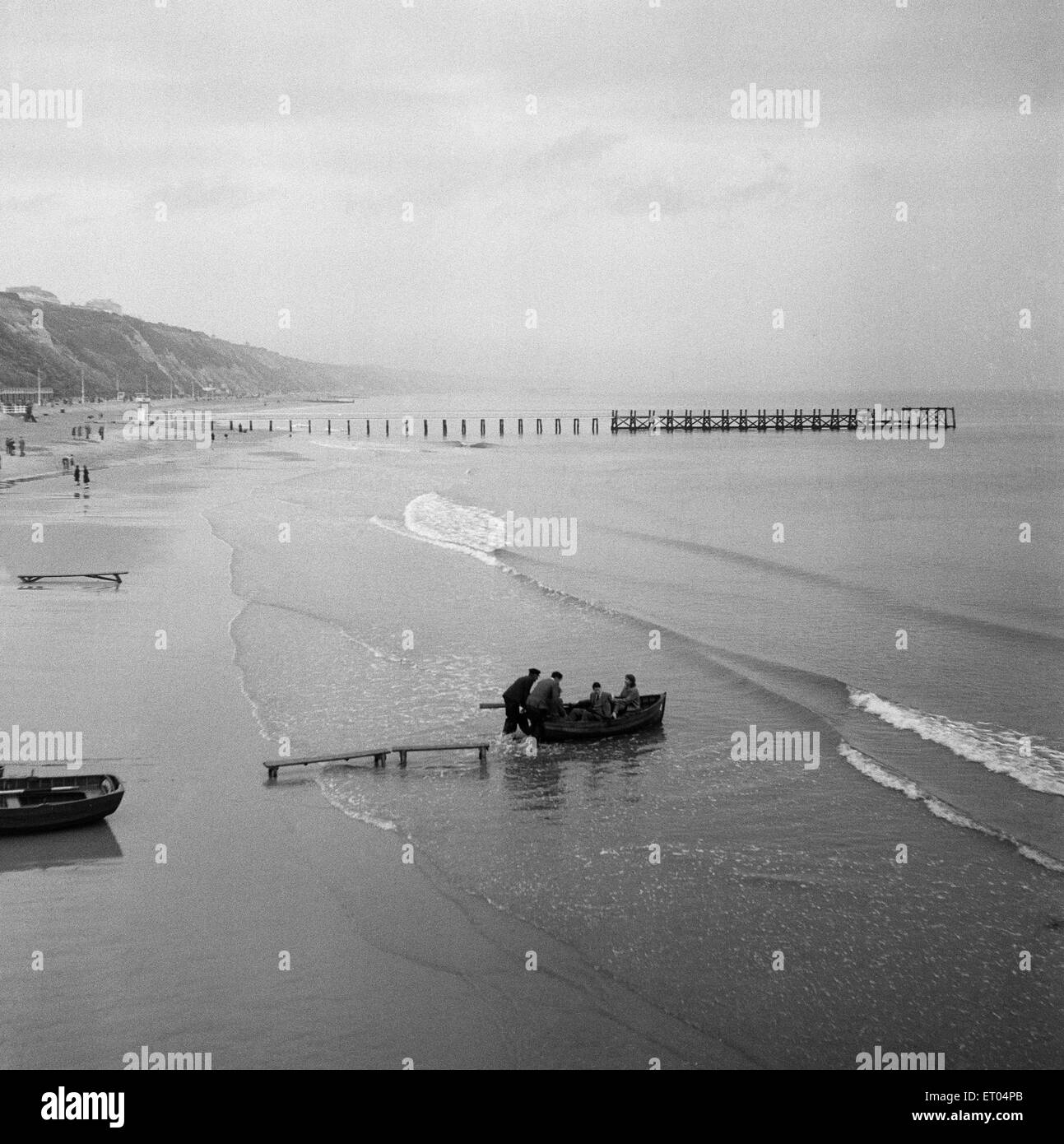 Der Strand in Bournemouth, Dorset, ist über die Osterfeiertage wegen Regens menschenleer. 15. April 1952. Stockfoto