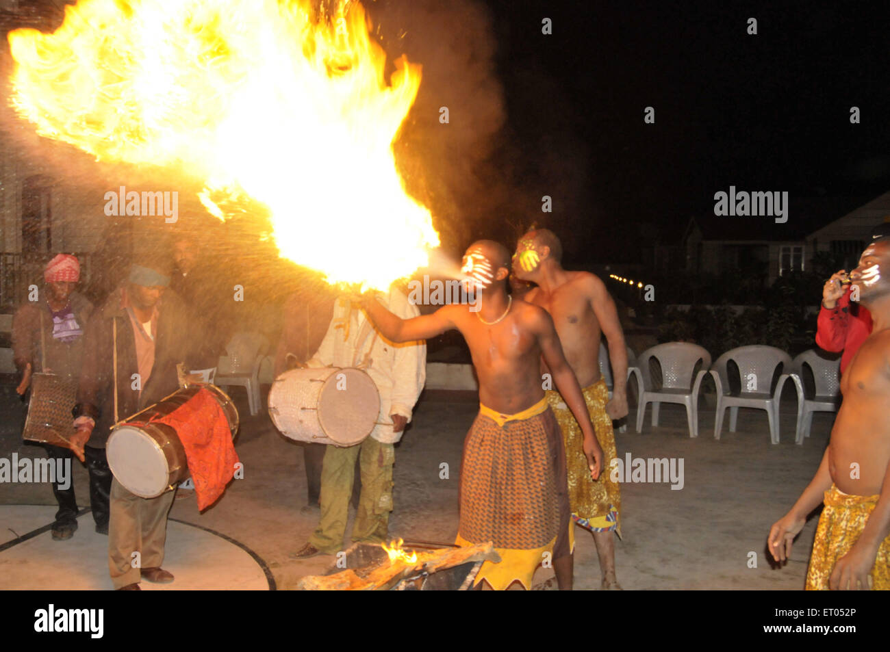 Nachkommen von Siddi Stamm tanzen und bläst Feuer Gir in Gujarat in Indien Stockfoto