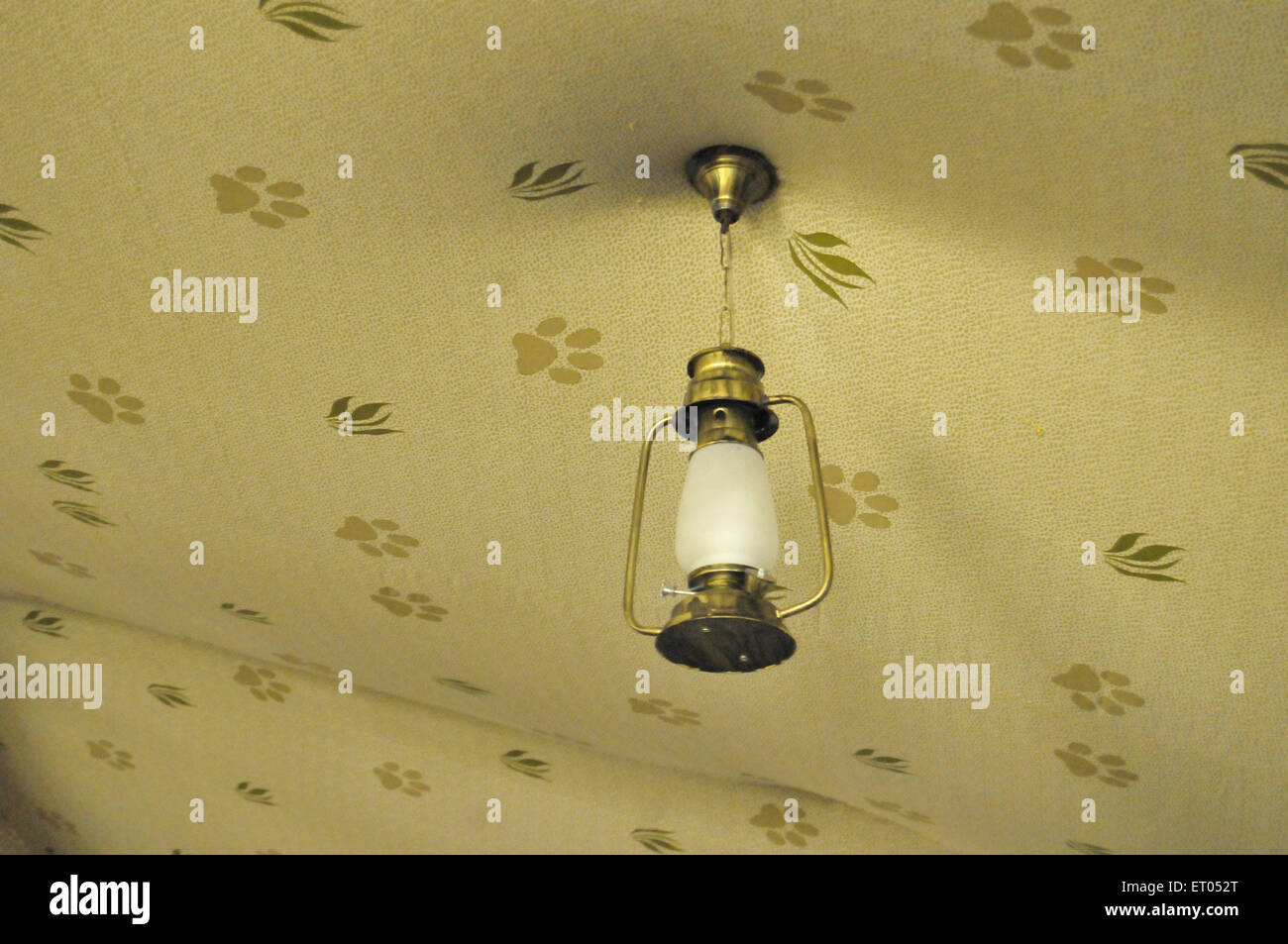 Hängelampe im Zelt im Gir Forest in Gujarat in Indien Stockfoto