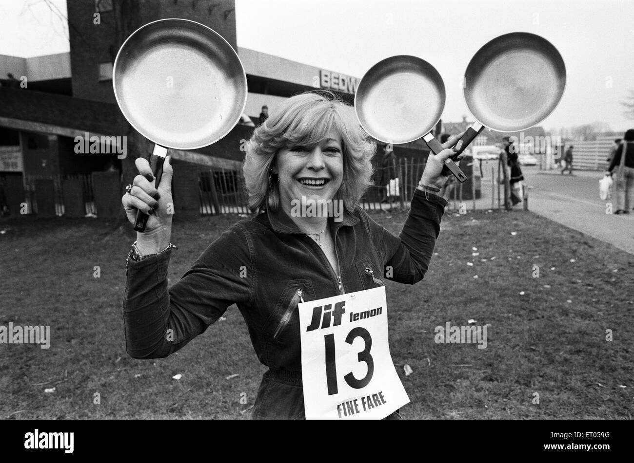 Bedworth Pfannkuchen-Rennen. 23. Februar 1982. Stockfoto